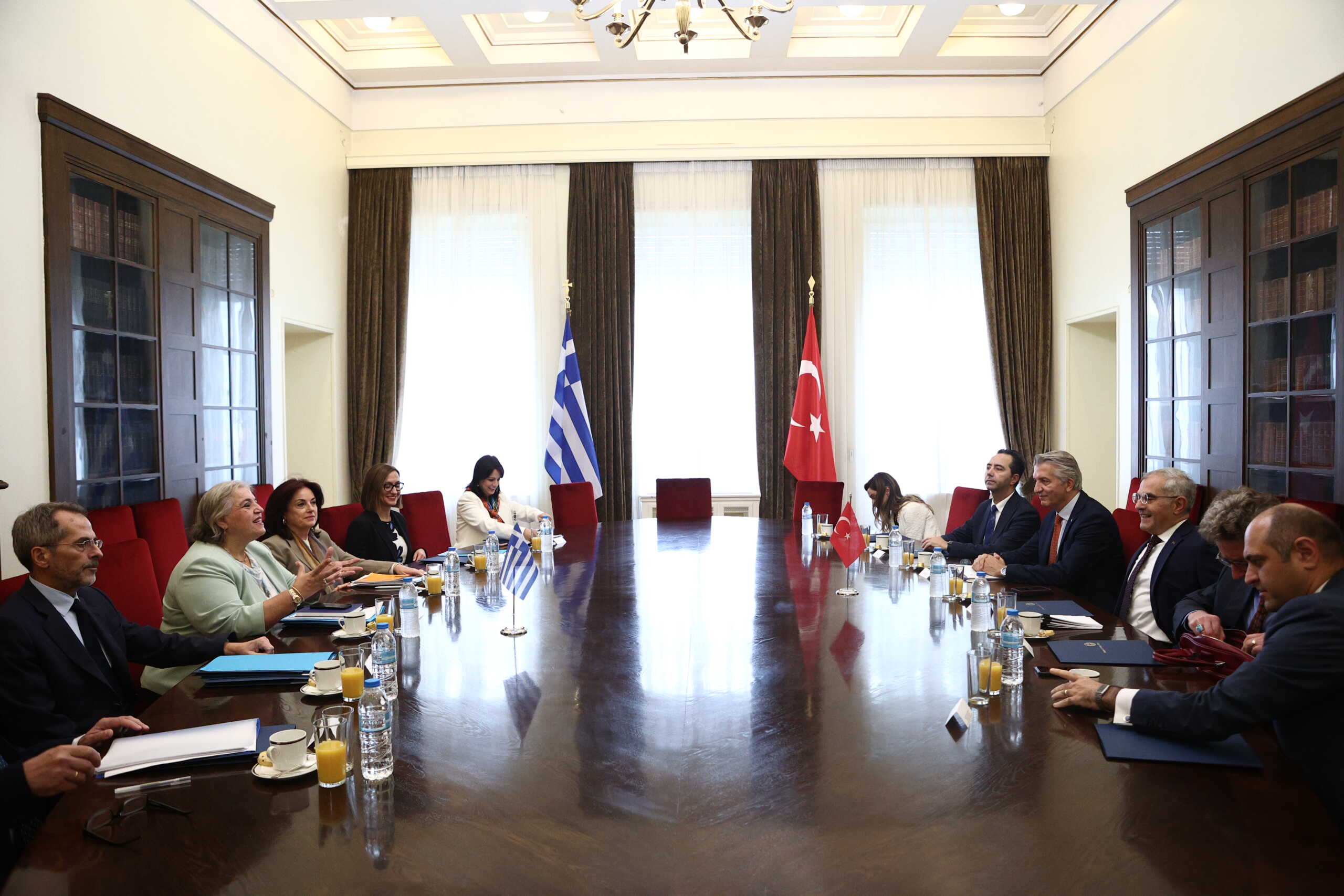 Συνάντηση της υφυπουργού Εξωτερικών Αλεξάνδρας Παπαδοπούλου με τον υφυπουργό Εξωτερικών της Τουρκίας Burak Akcapar για τη Θετική Ατζέντα συνεργασίας και τις Πολιτικές Διαβουλεύσεις, Τρίτη 17 Οκτωβρίου 2023. 
(ΒΑΣΙΛΗΣ ΡΕΜΠΑΠΗΣ