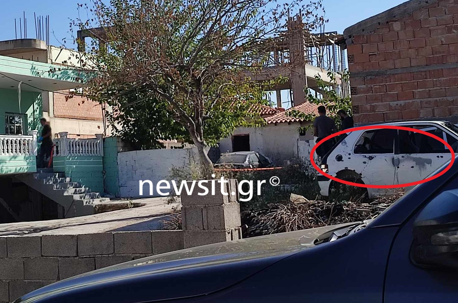 Ζεφύρι: Το «γαζωμένο» από σφαίρες αυτοκίνητο έξω από το σπίτι του 8χρονου – Από τύχη δεν σκοτώθηκαν κι άλλα παιδιά