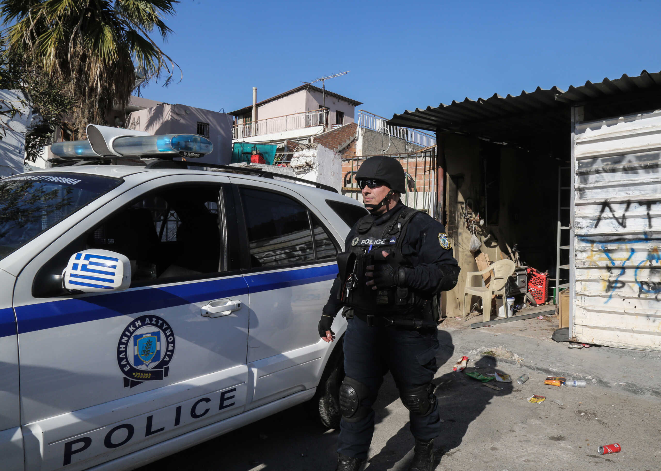 Εντοπισμός βλήματος όλμου σε σπίτι στο Ζεφύρι κατα την διάρκεια επιχείρησης της Ελληνικής Αστυνομίας, Τετάρτη 4 Ιανουαρίου 2023. Ο χώρος είχε αποκλειστεί και κλήθηκε το Τμήμα Εξουδετέρωσης Εκρηκτικών Μηχανισμών στο σημείο. 
(ΜΑΡΚΟΣ ΧΟΥΖΟΥΡΗΣ