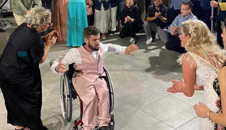 Ζεϊμπέκικο ψυχής και λεβεντιάς σε αναπηρικό αμαξίδιο - Συγκίνησε στο γάμο της αδερφής του στη Λάρισα