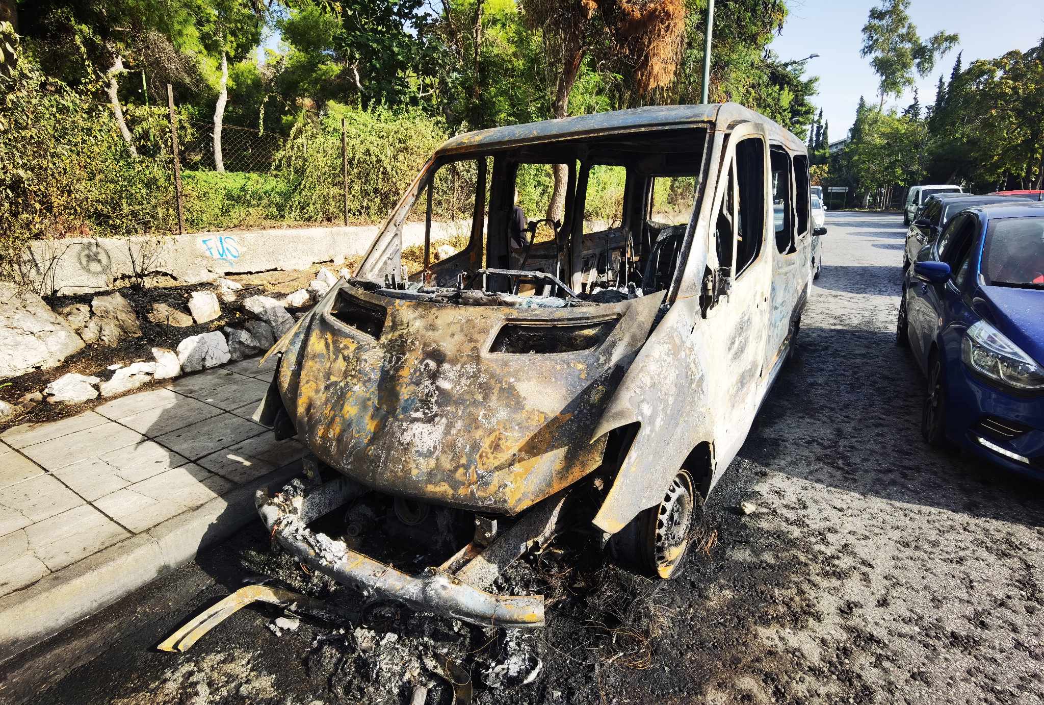 «Βομβαρδισμένο τοπίο» η Ούλωφ Πάλμε μετά τα επεισόδια έξω από την Πανεπιστημιούπολη – Δύο οι τραυματίες αστυνομικοί