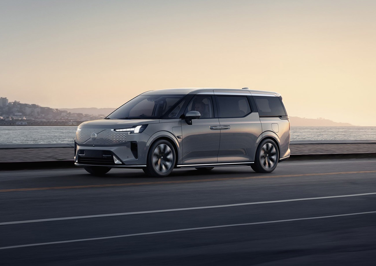 Το αμιγώς ηλεκτρικό premium MPV Volvo EM90 έρχεται να ανατρέψει τα δεδομένα