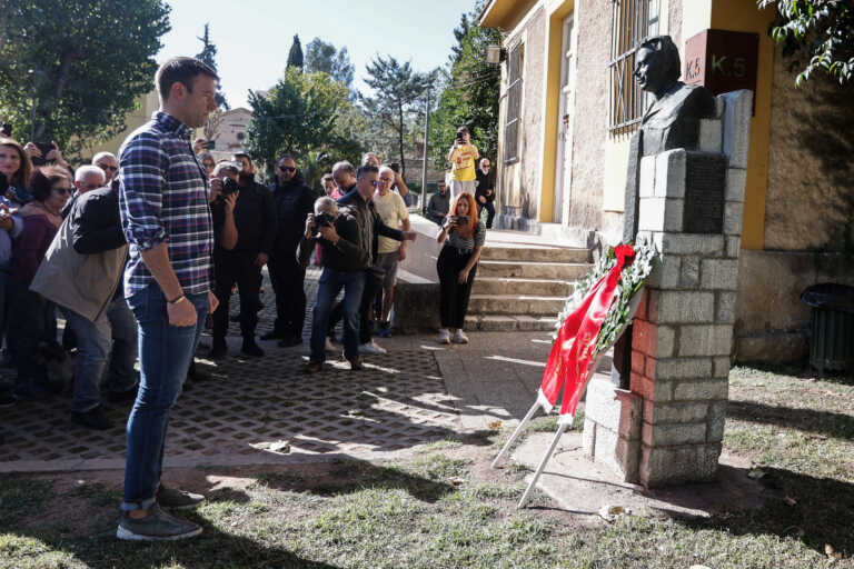 Ο Στέφανος Κασσελάκης κατέθεσε στεφάνι στο μνημείο ΕΑΤ - ΕΣΑ - «Ο αγώνας για "Ψωμί – Παιδεία – Ελευθερία" είναι επίκαιρος»