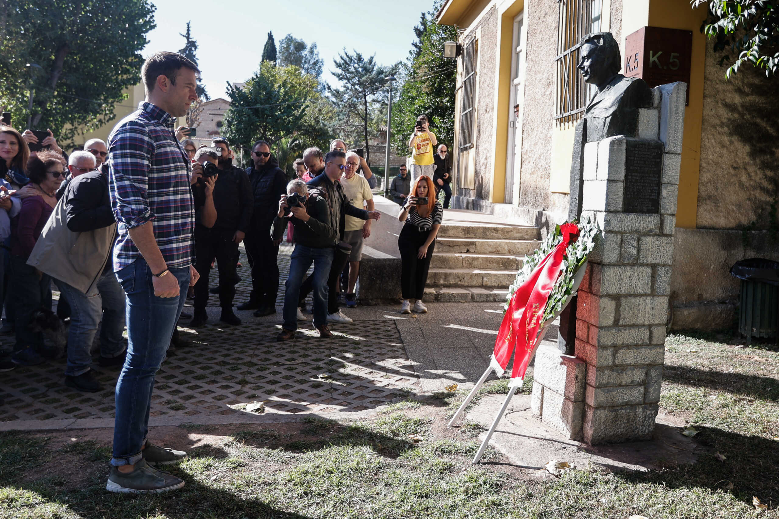Κατάθεση στεφανιού  στο μνημείο του ΕΑΤ ΕΣΑ, στο Πάρκο Ελευθερίας για την 50η επέτειο από την εξέγερση του Πολυτεχνείου από τον πρόεδρο του ΣΥΡΙΖΑ - Προοδευτική Συμμαχία, Στέφανο Κασσελάκη, Παρασκευή 17 Νοεμβρίου 2023.
(ΓΙΩΡΓΟΣ ΚΟΝΤΑΡΙΝΗΣ