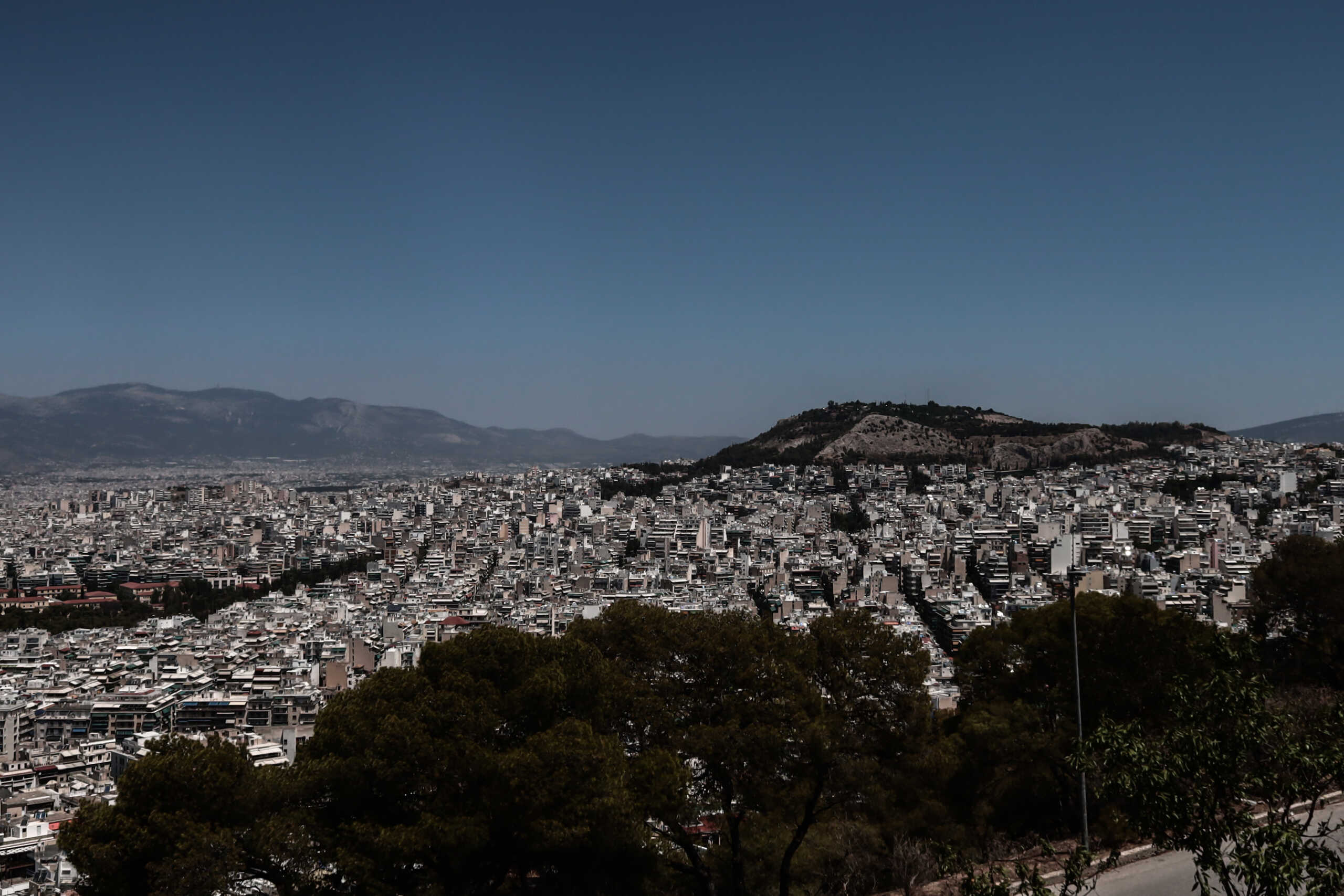 Στιγμιότυπο της Αθήνας από τον λόφο του Λυκαβηττού, Δευτέρα 17 Ιουλίου 2023.
(ΚΩΣΤΑΣ ΤΖΟΥΜΑΣ