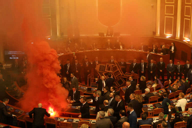 Αλβανία: Πανζουρλισμός στη Βουλή – Αντίπαλοι του Ράμα άναψαν καπνογόνα για να αποτρέψουν την ψήφιση του προϋπολογισμού