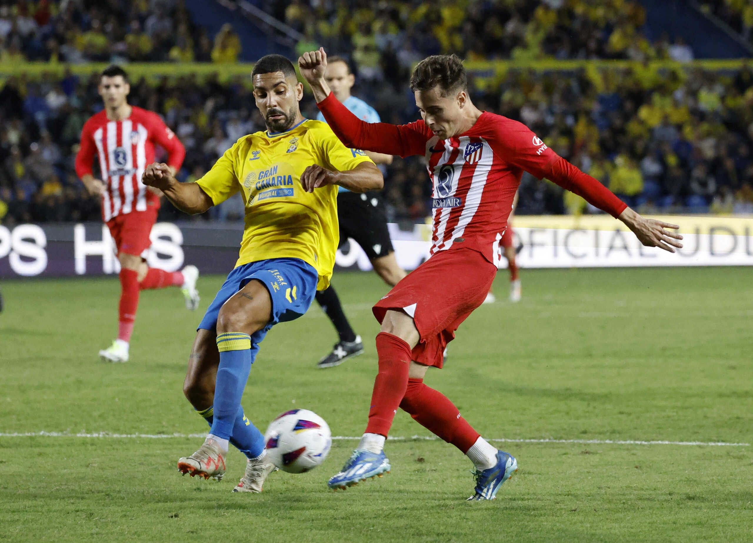 Soccer Football - LaLiga - Las Palmas v Atletico Madrid - Estadio Gran Canaria , Las Palmas, Spain - November 3, 2023 Atletico Madrid's Rodrigo Riquelme in action with Las Palmas' Alex Suarez REUTERS