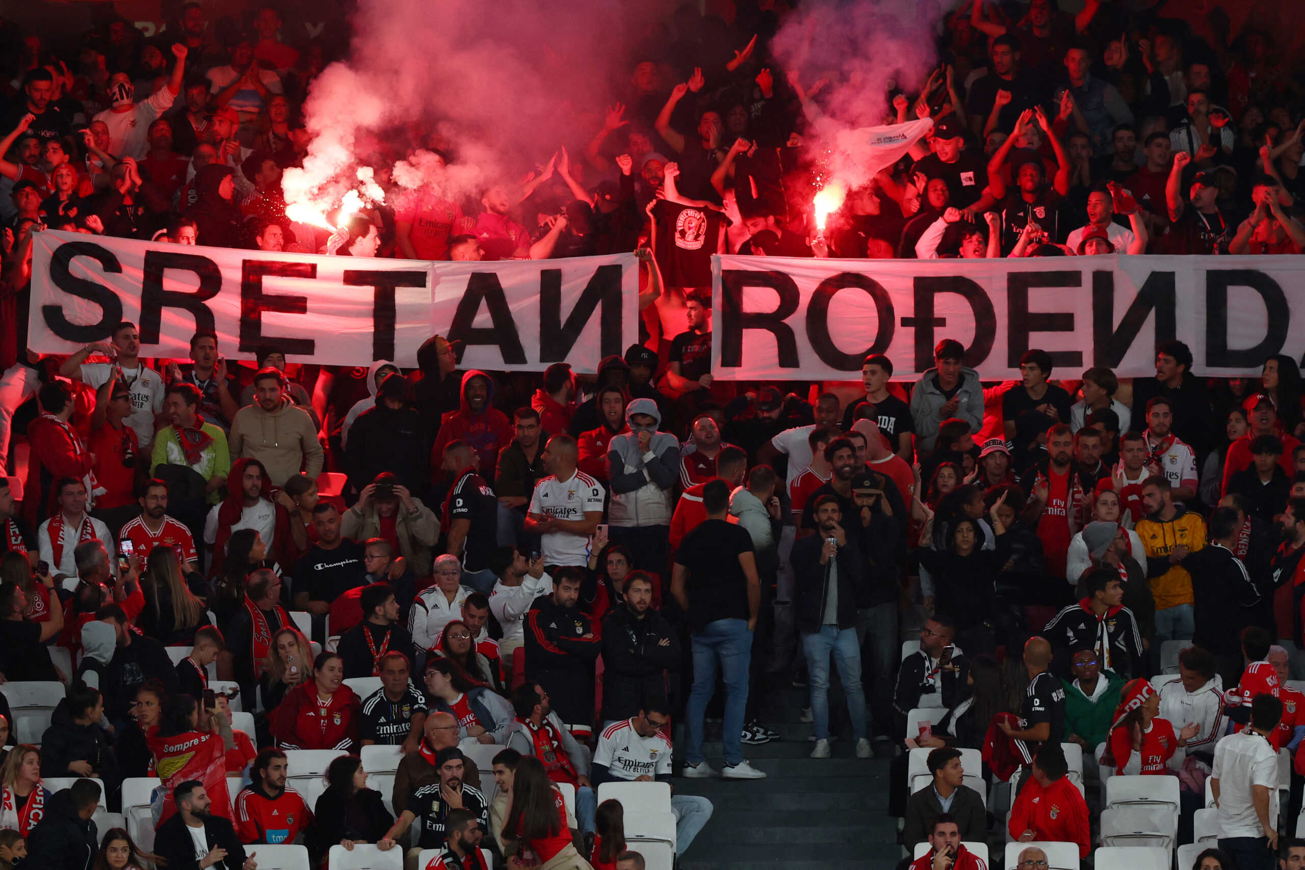 Soccer Football - Primeira Liga - Benfica v Casa Pia - Estadio da Luz, Lisbon, Portugal - October 28, 2023 Fans inside the stadium let off flares during the match REUTERS