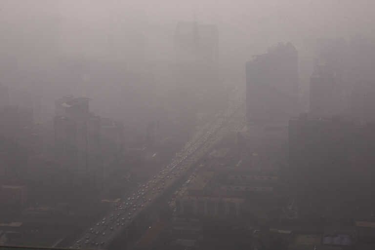 Το Πεκίνο «χάθηκε» λόγω της ατμοσφαιρικής ρύπανσης – Πρωτόγνωρες εικόνες