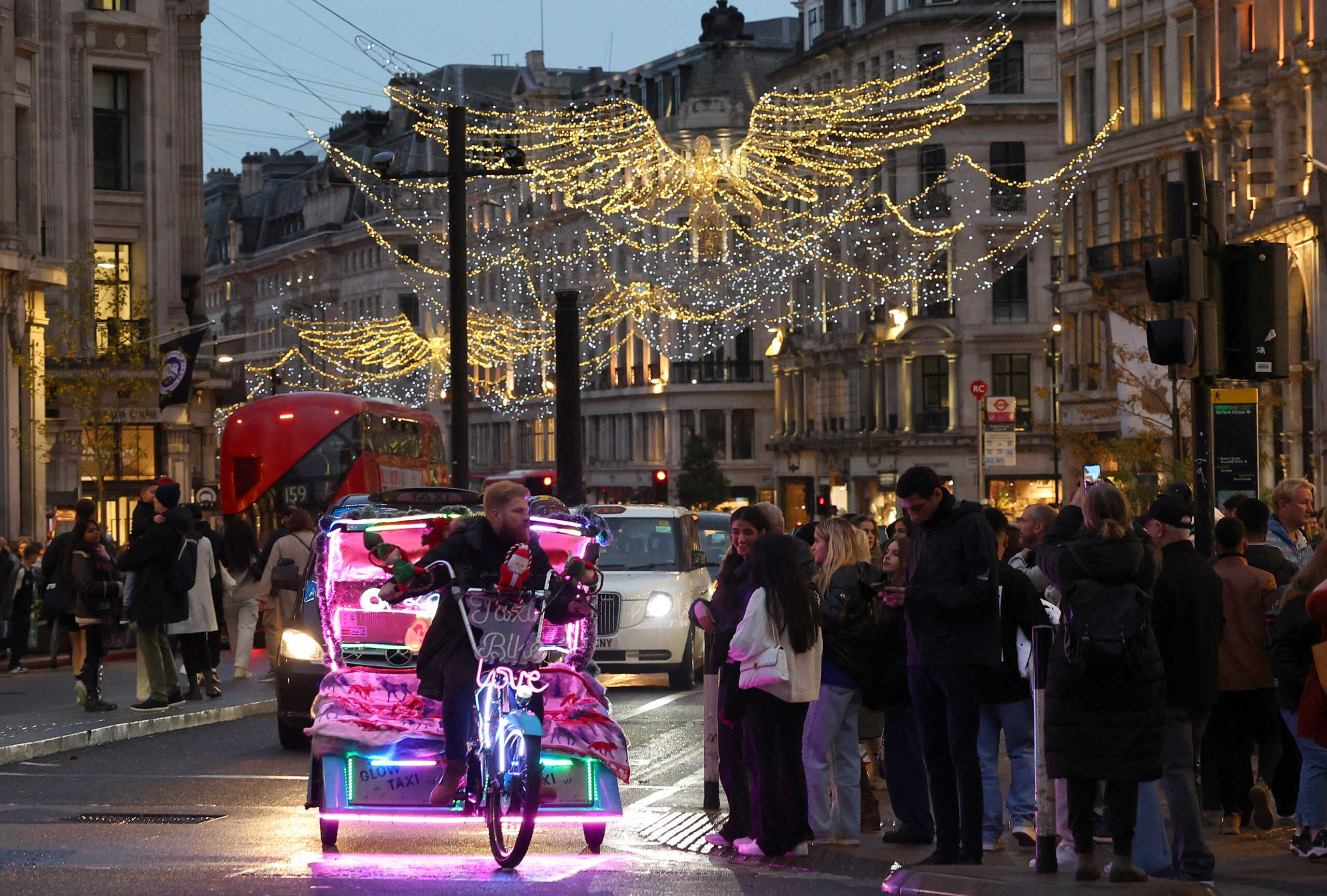 Το Λονδίνο έβαλε τα γιορτινά του για τα Χριστούγεννα και μαγεύει τους επισκέπτες του