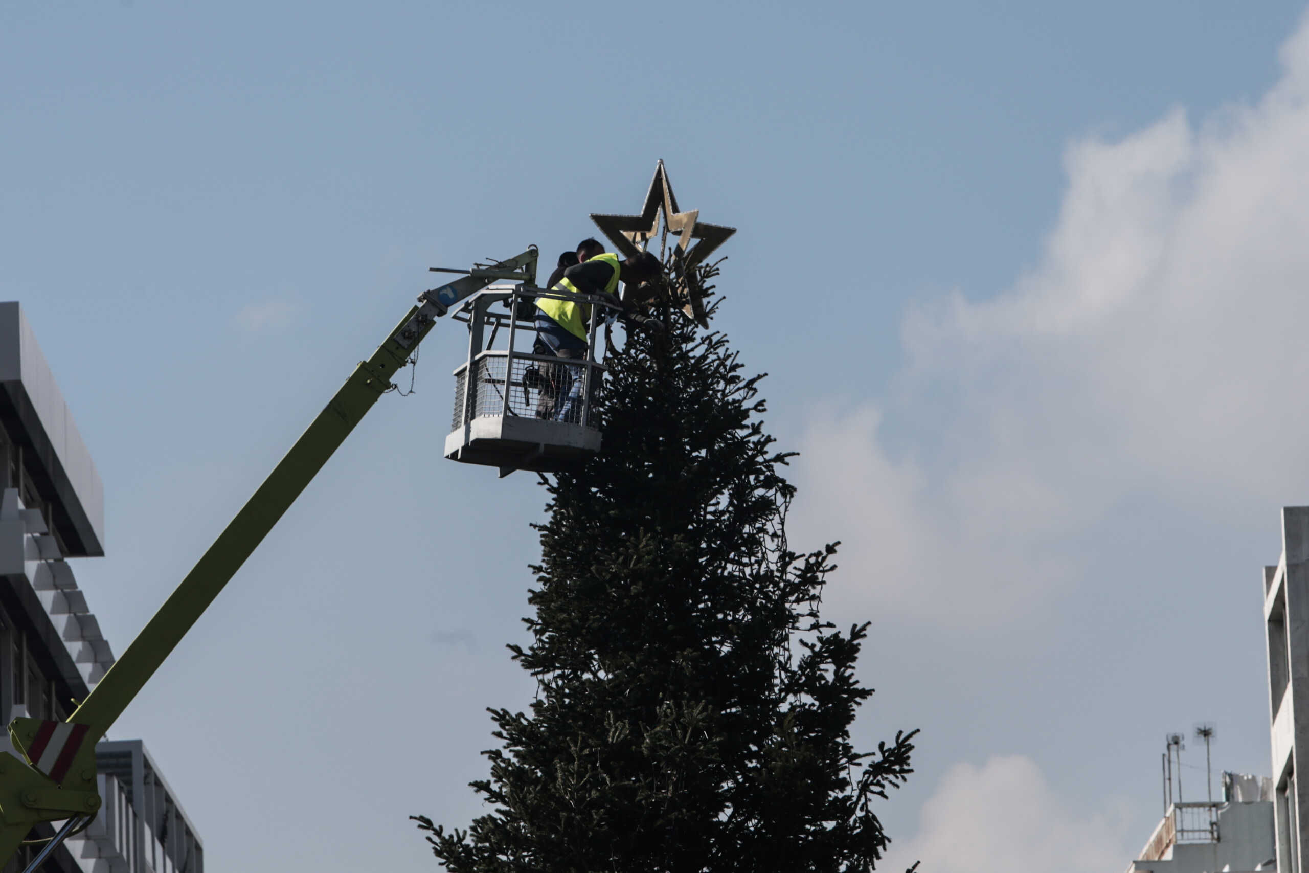 Δευτέρα πρωί στήνεται το χριστουγεννιάτικο δέντρο στο Σύνταγμα