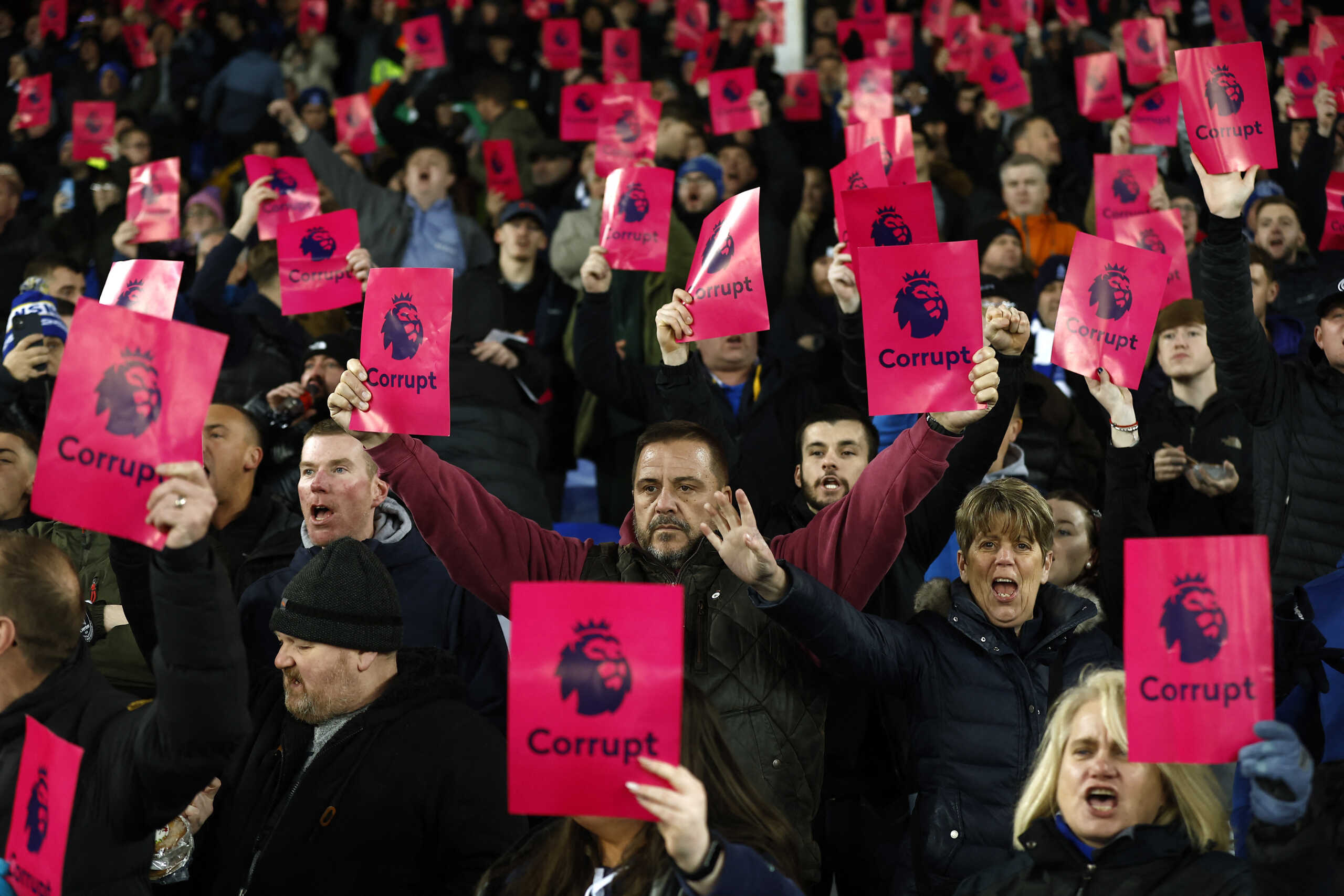 Έβερτον – Μάντσεστερ Γιουνάιτεντ: Σήκωσαν κάρτες στο «Γκούντισον Παρκ» κατηγορώντας την Premier League για διαφθορά