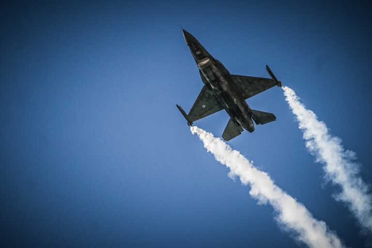Εντυπωσιακές επιδείξεις στον Φλοίσβο με F-16 και Spitfire - Φωτογραφίες από μανούβρες που κόβουν την ανάσα