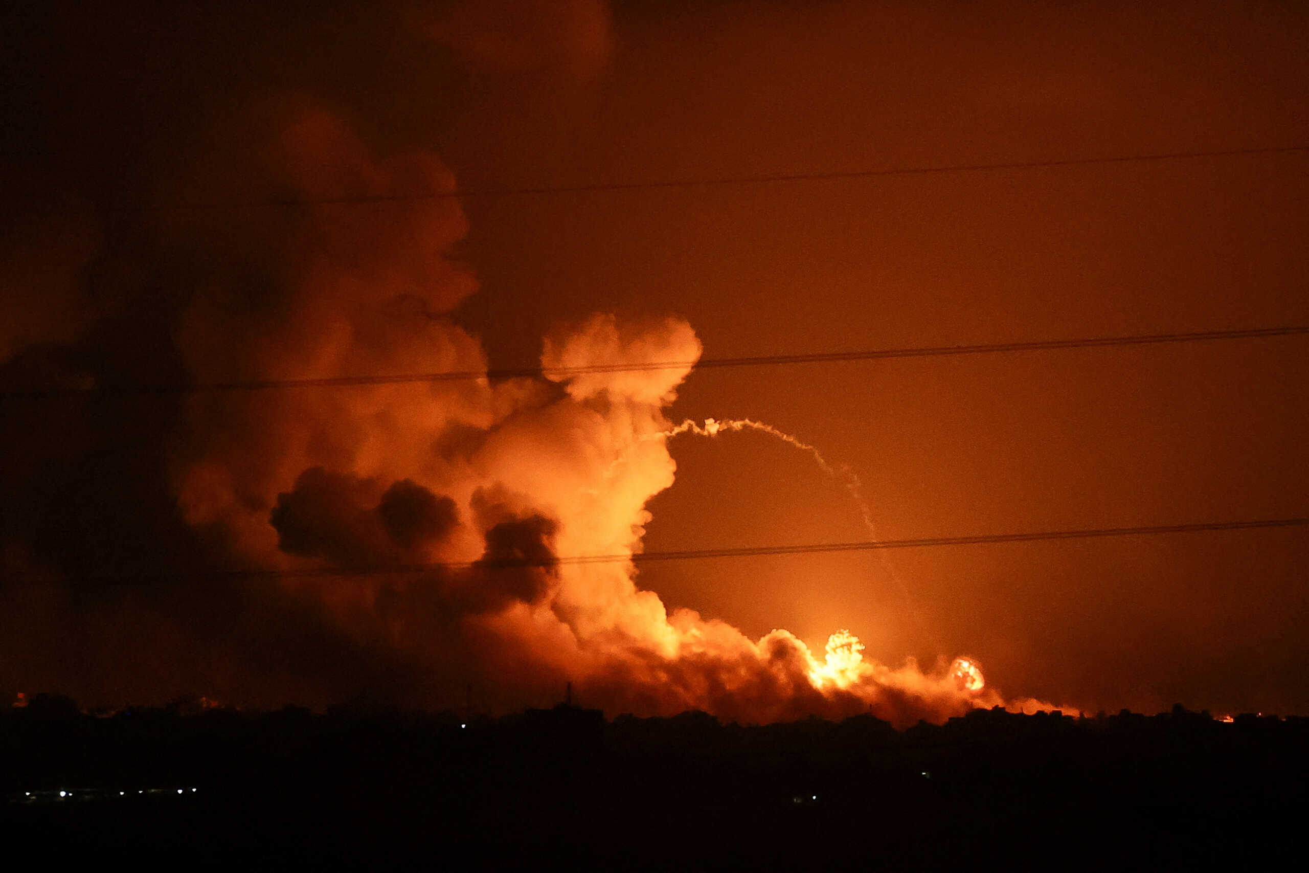 Μεσανατολικό: «Σημαντικά πλήγματα» ανακοινώνει ο ισραηλινός στρατός στη Γάζα που είναι κομμένη στα δύο