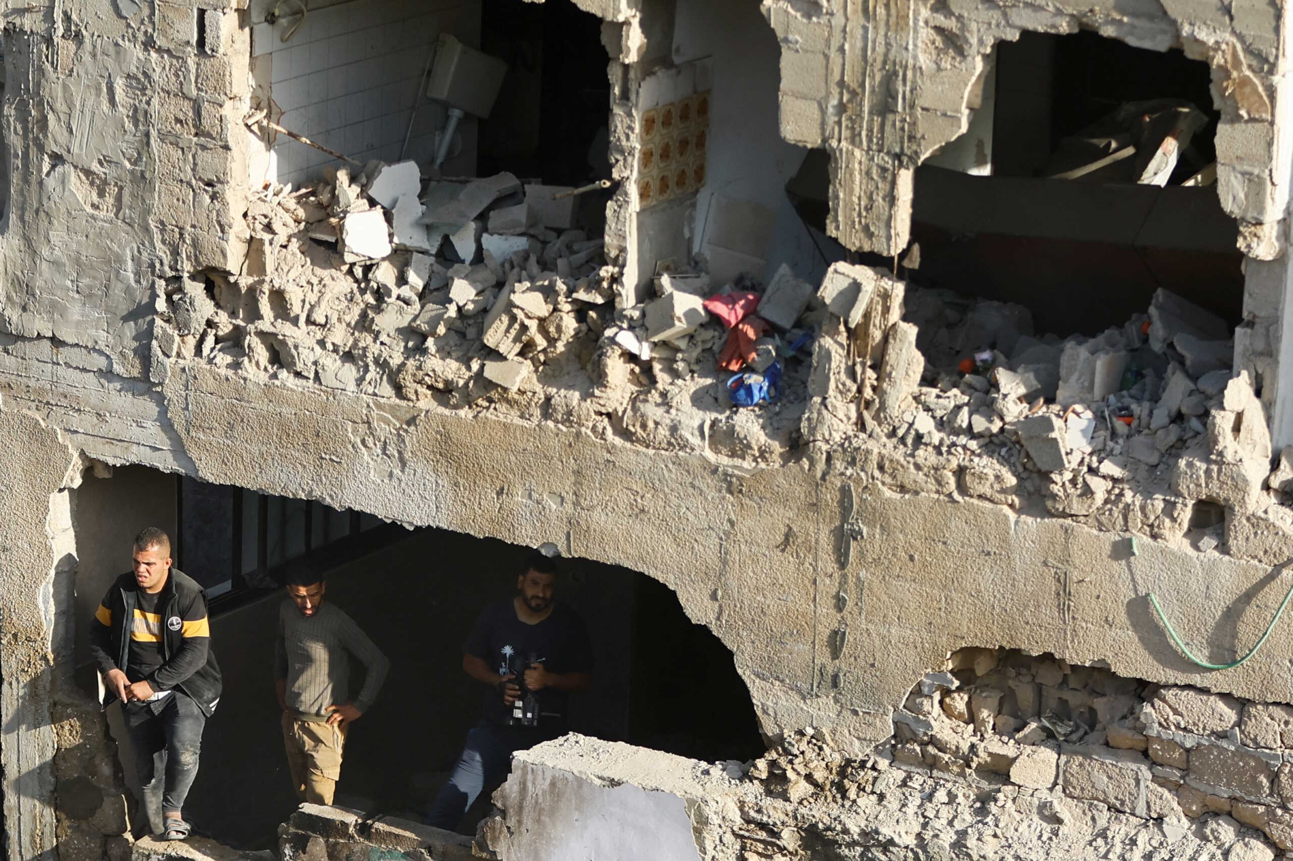 Palestinians gather at the site of Israeli strikes on a residential building, amid the ongoing conflict between Israel and Palestinian Islamist group Hamas, in Khan Younis in the southern Gaza Strip, November 4, 2023. REUTERS