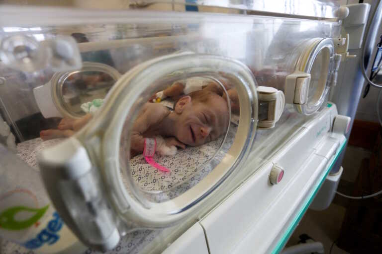 Συγκλονιστικές εικόνες από πρόωρα βρέφη που έφτασαν στην Αίγυπτο από το νοσοκομείο αλ Σίφα στη Γάζα