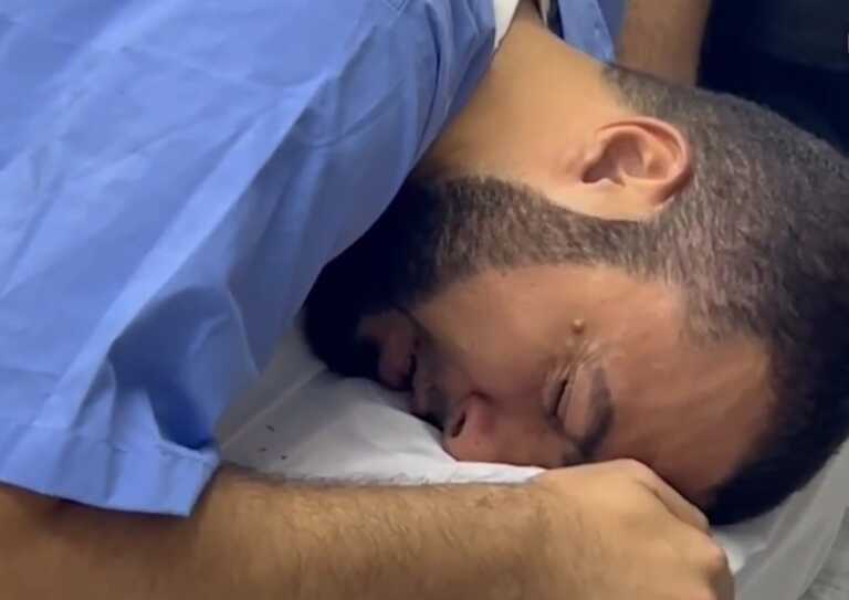 Η συγκλονιστική στιγμή που γιατρός σε νοσοκομείο της Γάζας αντικρίζει τις σορούς μελών της οικογένειάς του