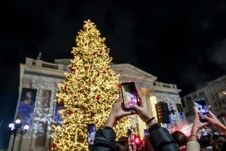 Λαμπερά Χριστούγεννα στον Πειραιά - Φωταγώγηση του δέντρου με Πάνο Κιάμο και Ρούλα Κορομηλά