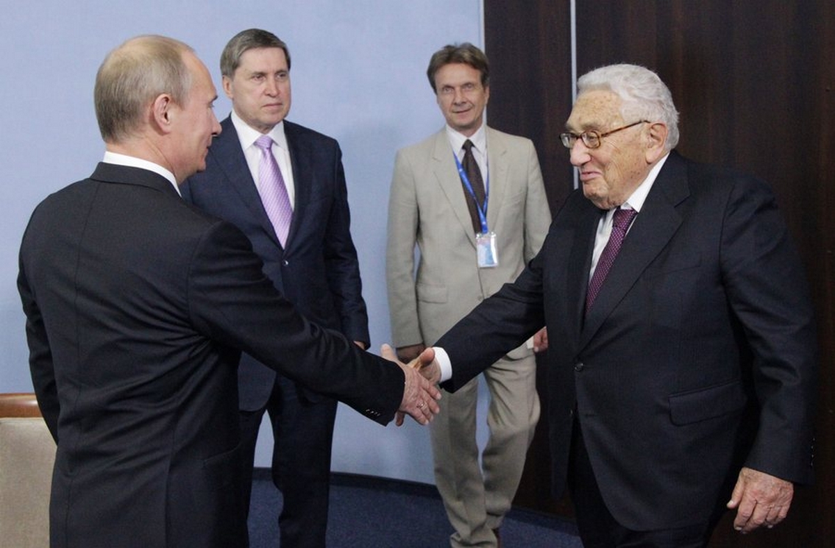 epa03275303 Russian President Vladimir Putin (L) meets with former US Secretary of State Henry Kissinger (R) during the St.Petersburg International Economic Forum in St.Petersburg, Russia 21 June 2012. Others are not identified. Over 5,000 people from 87 countries participate in the St.Petersburg International Economic Forum from 21 to 23 June 2012.  EPA