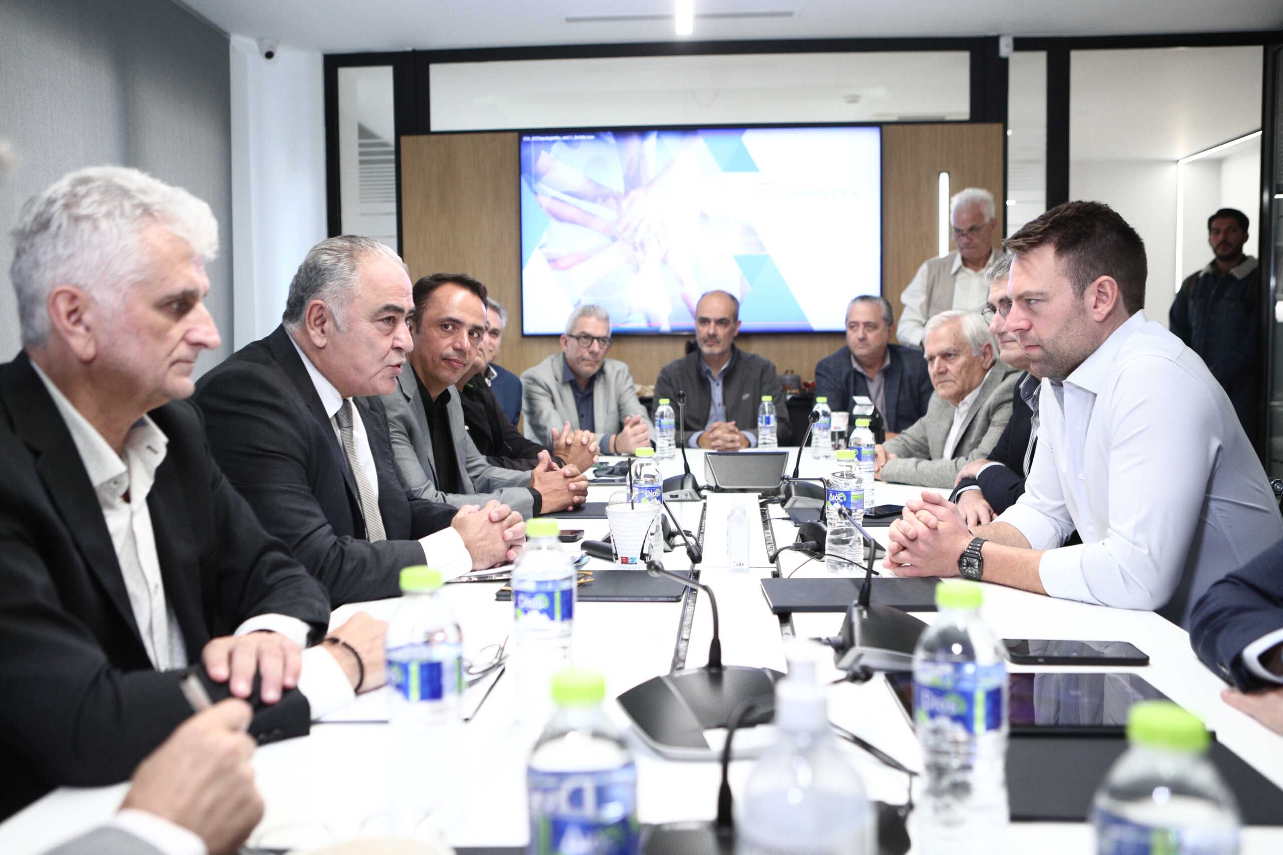 Κασσελάκης με ΓΣΕΒΕΕ και ΕΕΑ: Να αρχίσουμε από την κεφαλή του ψαριού αντί να τιμωρούμε τίμιους επαγγελματίες