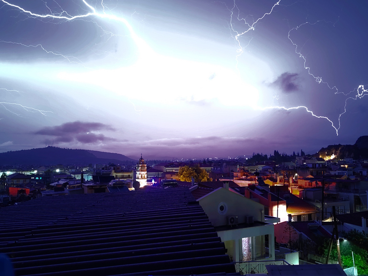 Αστραπές κατά τη διάρκεια καταιγίδας τη νύχτα στην ευρύτερη περιοχή του δήμου Ναυπλιέων, Τετάρτη 18 Οκτωβρίου 2023. Ισχυρή ήταν η καταιγίδα που έπληξε την πόλη του Ναυπλίου τις πρώτες νυχτερινές ώρες. ΑΠΕ-ΜΠΕ