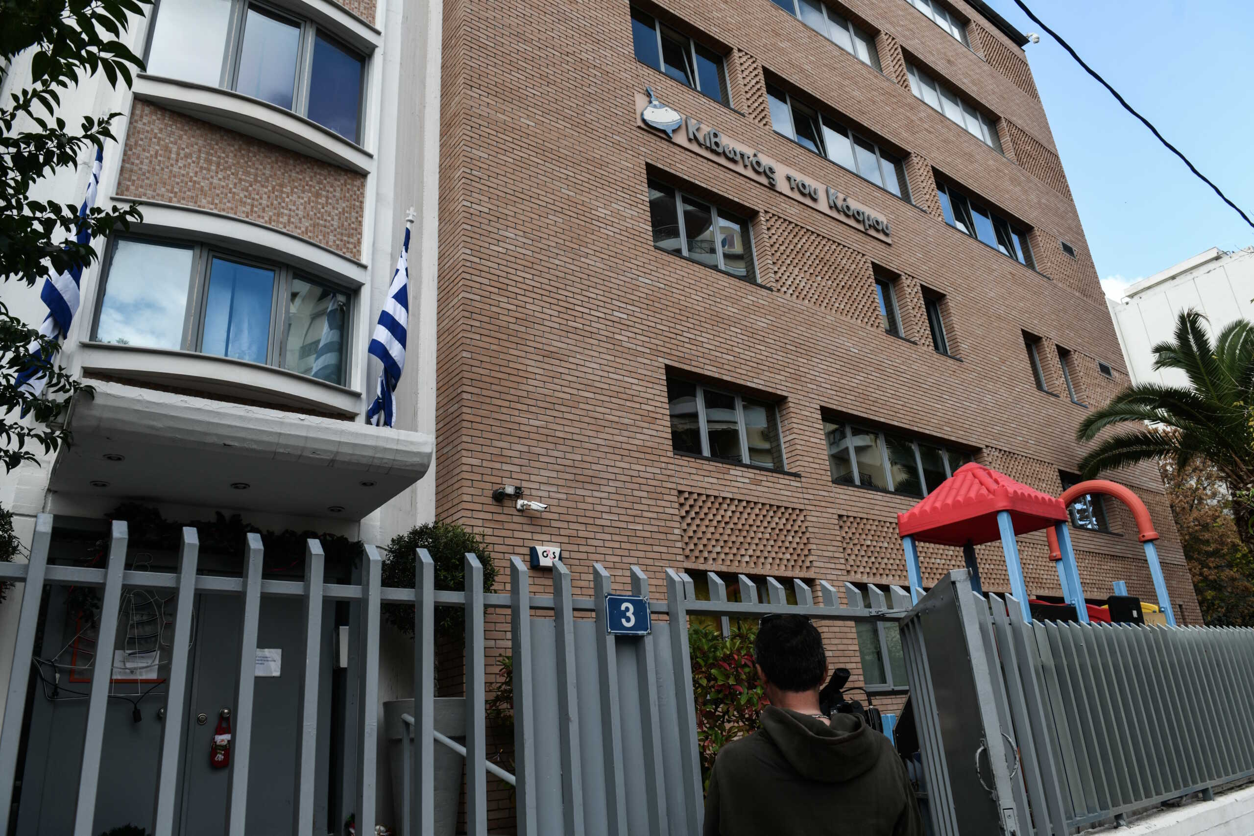 Στιγμιότυπο από το κτήριο της "Κιβωτού του Κόσμου" στον Κολωνό, Δευτέρα 21 Νοεμβρίου 2022. Το πρωί επικράτησε ένταση με ζευγάρι Σύρων να ζητά πίσω τα παιδιά του μετά τις καταγγελίες για σεξουαλική κακοποίηση και ξυλοδαρμούς. Το ζευγάρι χτύπησε την πόρτα του κτηρίου καταγγέλοντας ότι η δομή τούς έχει πάρει τέσσερα παιδιά, από δύο σε δύο διαφορετικές δομές. 
(ΤΑΤΙΑΝΑ ΜΠΟΛΑΡΗΣ