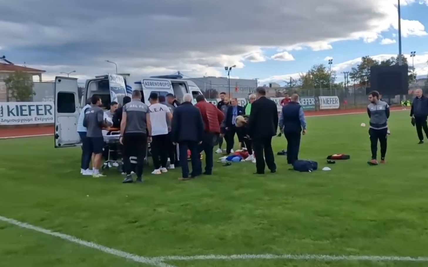 Κοζάνη – ΑΕΛ: Κατέρρευσε στο γήπεδο ο προπονητής τερματοφυλάκων των «βυσσινί» από ανακοπή καρδιάς
