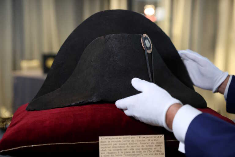 Χαρακτηριστικό καπέλο του Μεγάλου Ναπολέοντα πουλήθηκε 1,9 εκατ. ευρώ σε δημοπρασία στο Παρίσι
