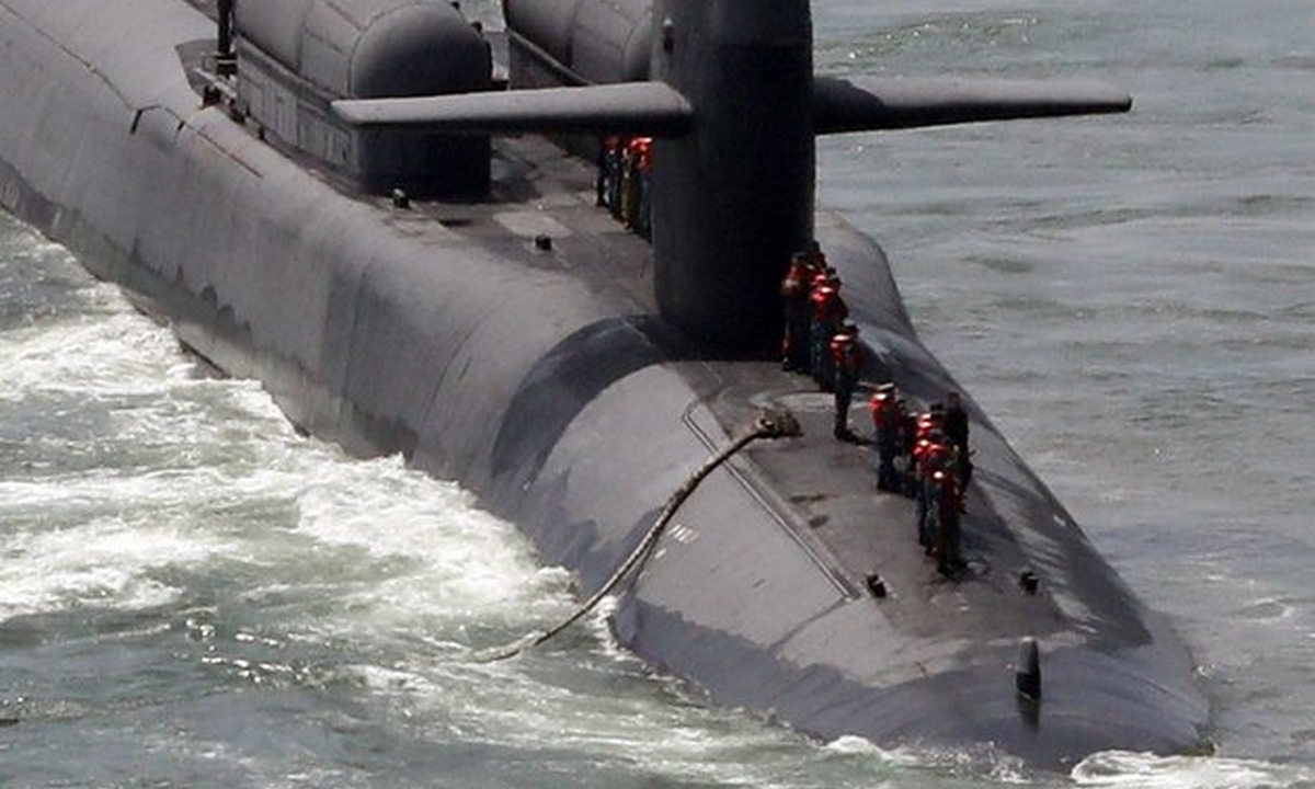 epa05422377 The USS Ohio, a US nuclear-powered submarine, arrives at a Navy pier in the port city of Busan, South Korea, 13 July 2016. The 18,750-ton submarine, with a crew of 160 on board, has a length of 170 meters and a width of 12.8 meters, and carries 154 Tomahawk cruise missiles, torpedoes and other state-of-the-art weapons.  EPA