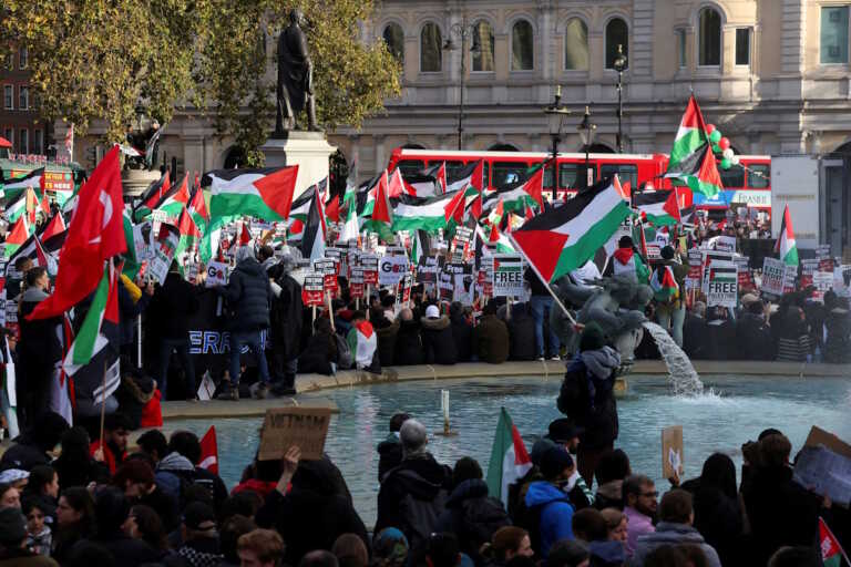 «Πλαστό» το βίντεο που δείχνει τον δήμαρχο Λονδίνου να στηρίζει διαδήλωση υπέρ των Παλαιστινίων - «Βλέπουν» από πίσω ομάδες ακροδεξιών