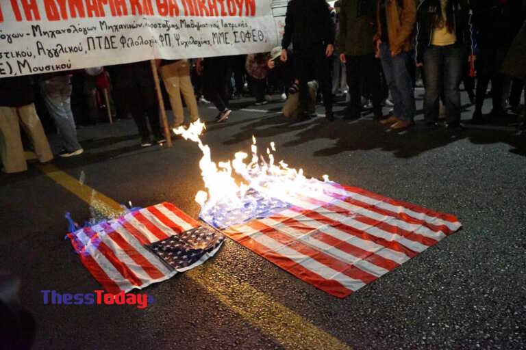 Έκαψαν σημαία των ΗΠΑ και τραγουδούσαν «Πότε θα κάνει ξαστεριά» - Πλάνα από την πορεία για το Πολυτεχνείο στη Θεσσαλονίκη