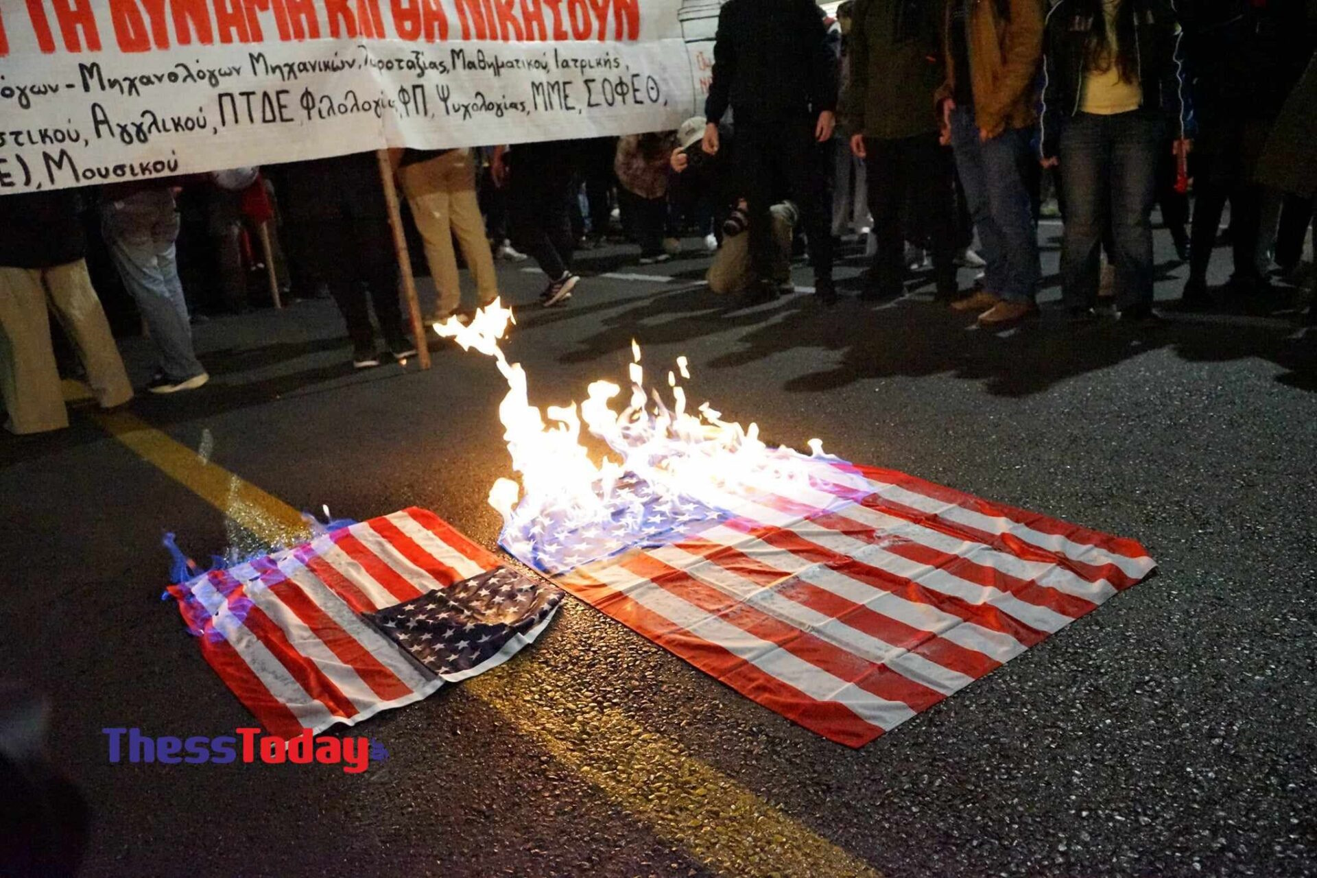 Πολυτεχνείο 2023 – Θεσσαλονίκη: Έκαψαν σημαία των ΗΠΑ και τραγουδούσαν «Πότε θα κάνει ξαστεριά»