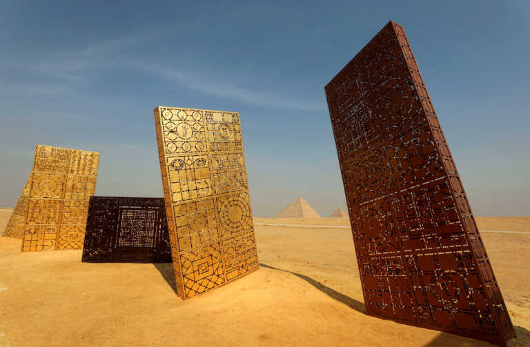 Μαγική έκθεση σύγχρονης τέχνης με ελληνική συμμετοχή στην έρημο, με φόντο τις Πυραμίδες της Γκίζας