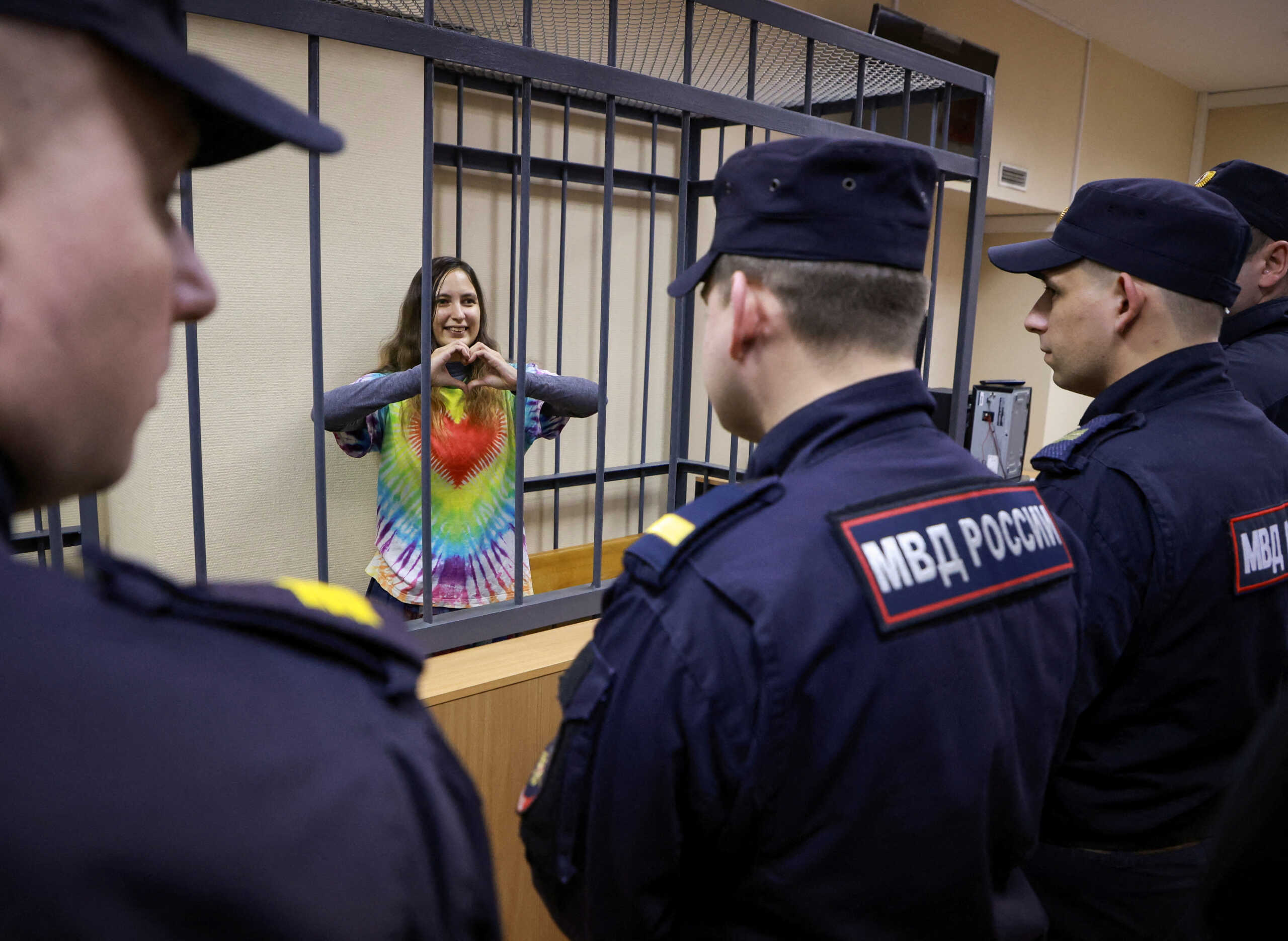 Ρωσία: Δικαστήριο καταδίκασε σε κάθειρξη επτά ετών καλλιτέχνιδα για διαμαρτυρία κατά του πολέμου στην Ουκρανία