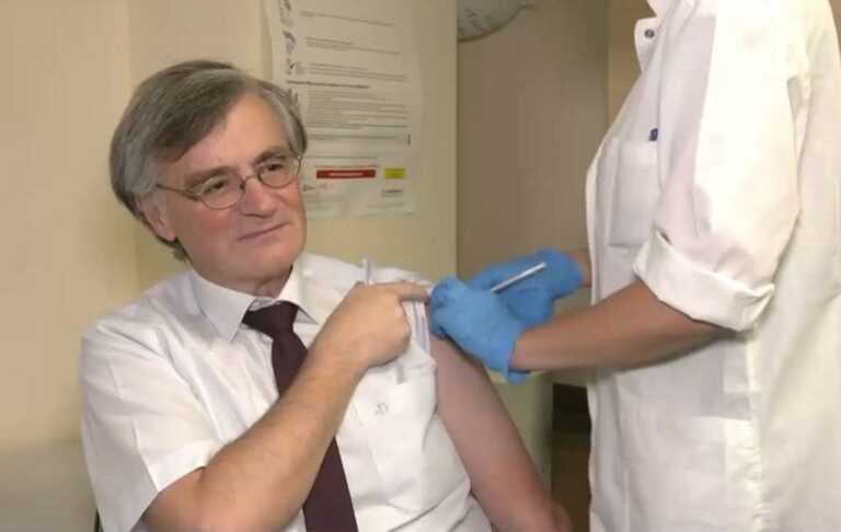 Ο Σωτήρης Τσιόδρας έκανε το επικαιροποιημένο εμβόλιο για τον κορονοϊό - «Εμπιστεύομαι την Επιστήμη»