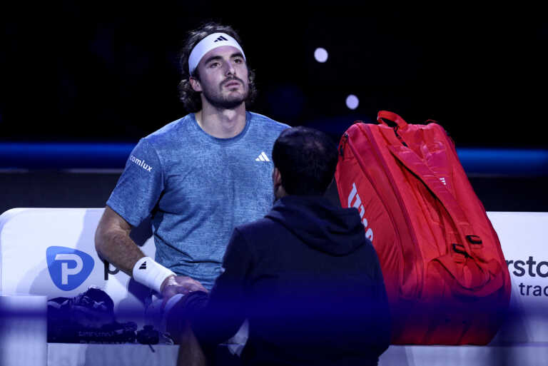 Στέφανος Τσιτσιπάς - Χόλγκε Ρούνε: Εγκατέλειψε ο Έλληνας πρωταθλητής! Τέλος από τα ATP Finals