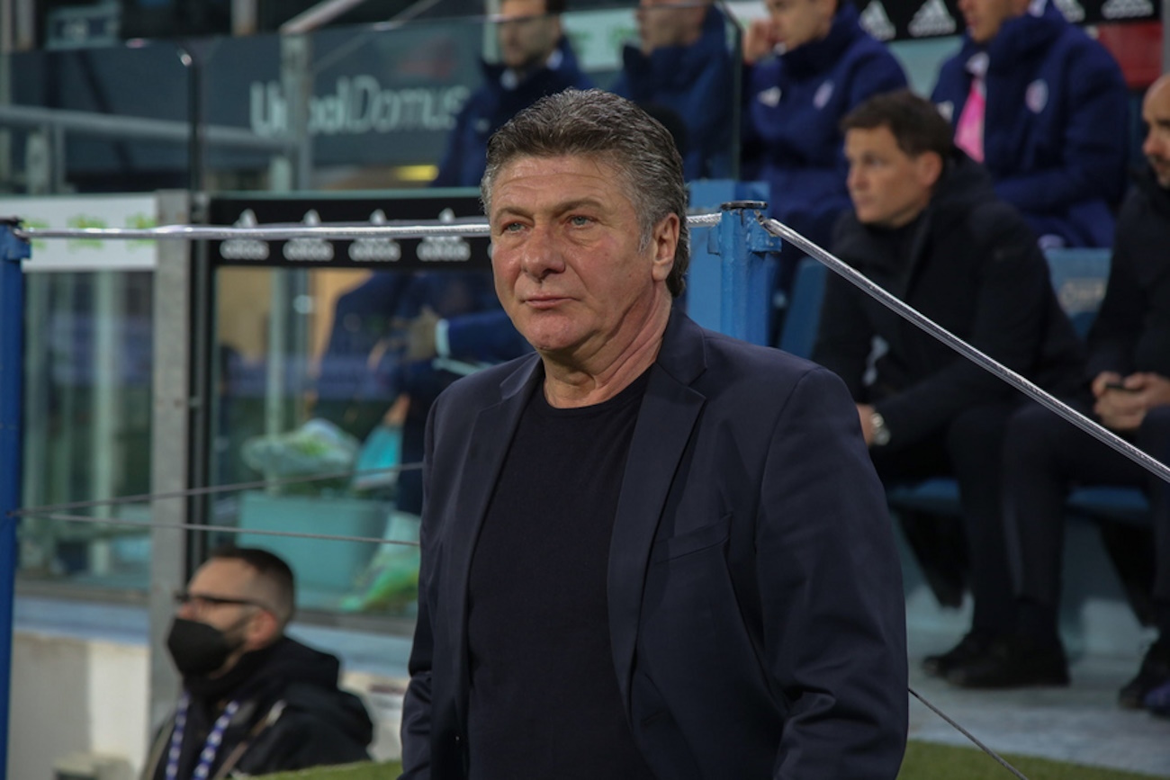 epa09804482 Cagliari's head coach Walter Mazzarri loks on during the Italian Serie A soccer match Cagliari Calcio vs SS Lazio at Unipol Domus stadium in Cagliari, Sardinia island, Italy, 05 March 2022.  EPA