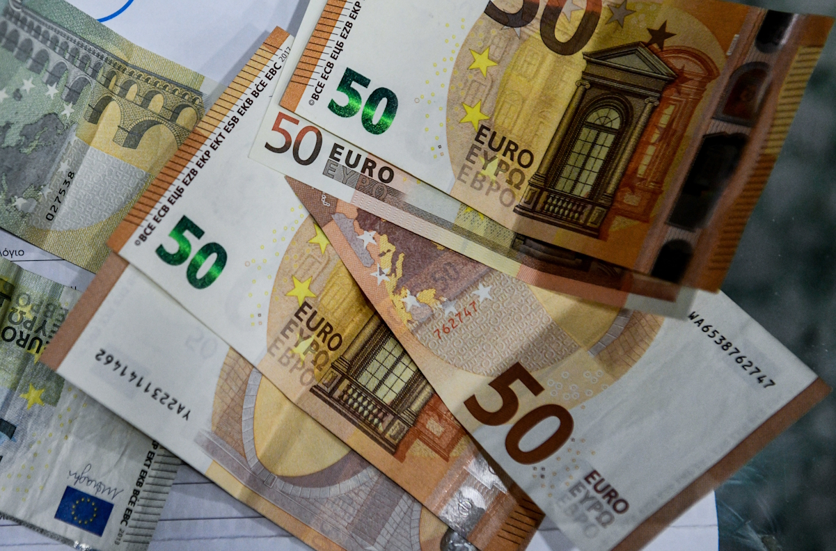 Λογαριασμοί ΔΕΚΟ,ΔΕΗ και ΕΥΔΑΠ και χαρτονομίσματα ευρώ, Πέμπτη 4 Νοεμβρίου 2021  (ΤΑΤΙΑΝΑ ΜΠΟΛΑΡΗ