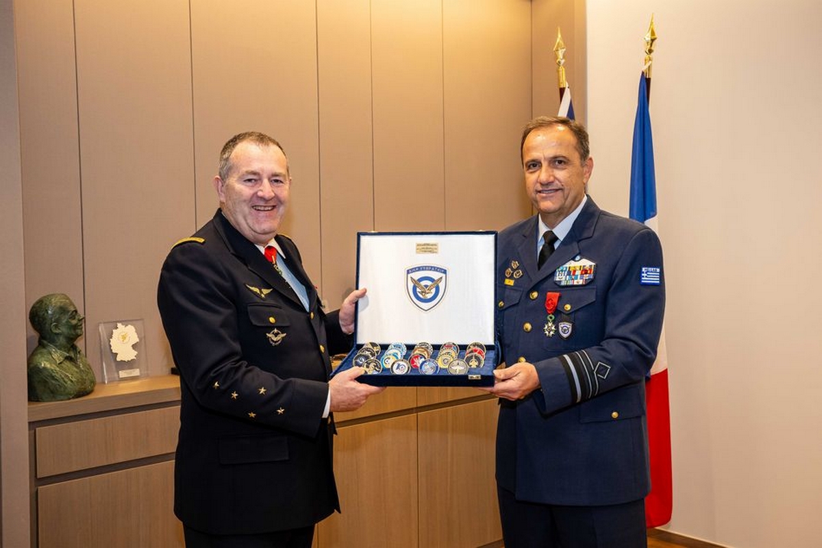 Ο Α/ΓΕΑ Μπουρολιάς παρασημοφορήθηκε στη Γαλλία με το Μετάλλιο του Αξιωματικού του Εθνικού Τάγματος της Λεγεώνας της Τιμής