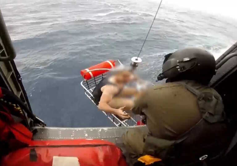 Η στιγμή που διασώζεται ο Αιγύπτιος ναυτικός από το βυθισμένο πλοίο Raptor ανοιχτά της Λέσβου