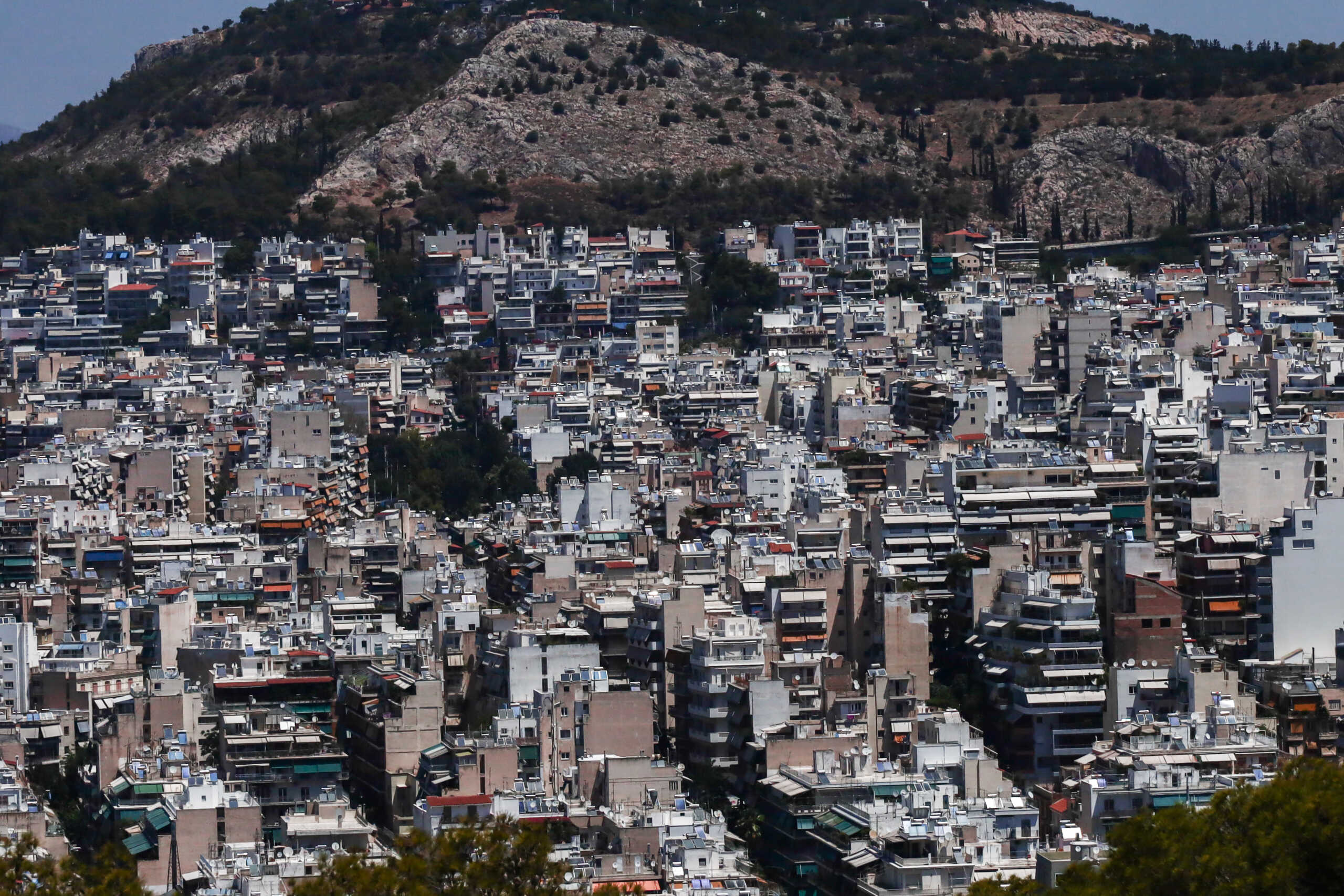 Στιγμιότυπο της Αθήνας από τον λόφο του Λυκαβηττού, Δευτέρα 17 Ιουλίου 2023.
(ΚΩΣΤΑΣ ΤΖΟΥΜΑΣ
