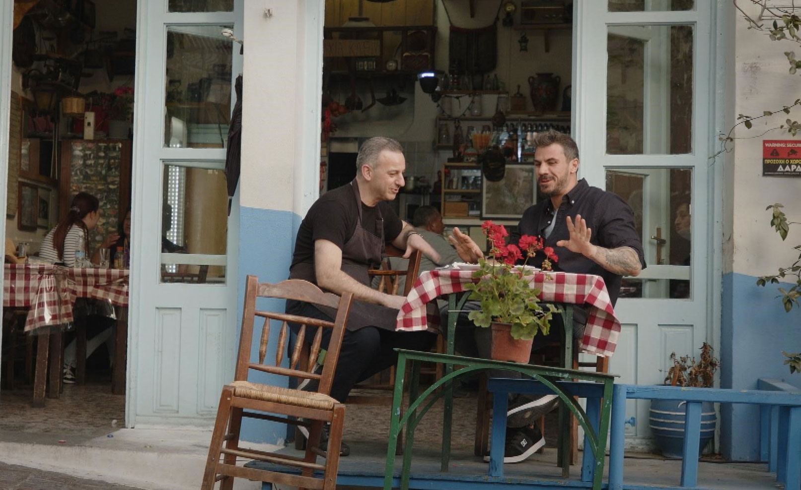 «Akis Food Tour»: Ο Άκης Πετρετζίκης ξεκινάει απόψε το γευστικό ταξίδι του από τη Λέσβο