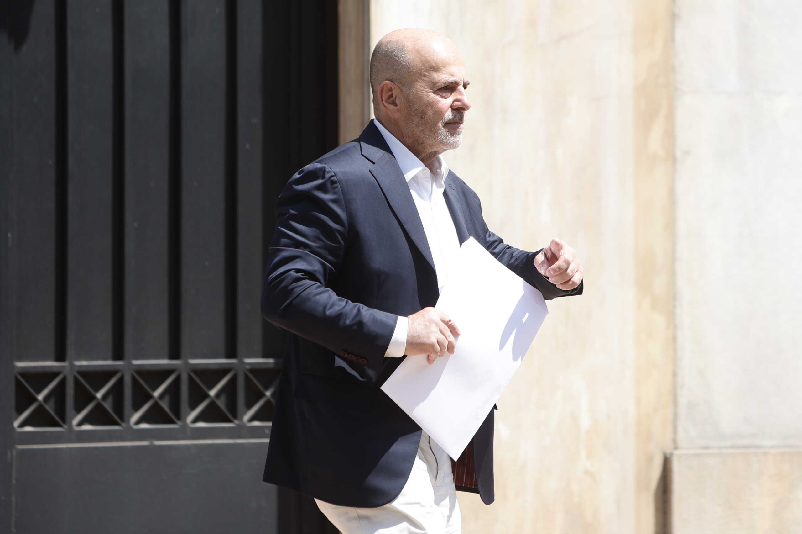 Σύσκεψη υπό τον Πρωθυπουργό Κυριάκο Μητσοτάκη με τη συμμετοχή του Πρόεδρου της UEFA Aleksander Ceferin και αρμόδιων υπουργών στην οποία είχαν προσκληθεί οι ιδιοκτήτες των ΠΑΕ Ολυμπιακού Βαγγέλης Μαρινάκης, Παναθηναϊκού Γιάννης Αλαφούζος, ΑΕΚ Δημήτρης Μελισσανίδης και ΠΑΟΚ Ιβάν Σαββίδης, Τετάρτη 16 Αυγούστου 2023.
(ΒΑΣΙΛΗΣ ΡΕΜΠΑΠΗΣ