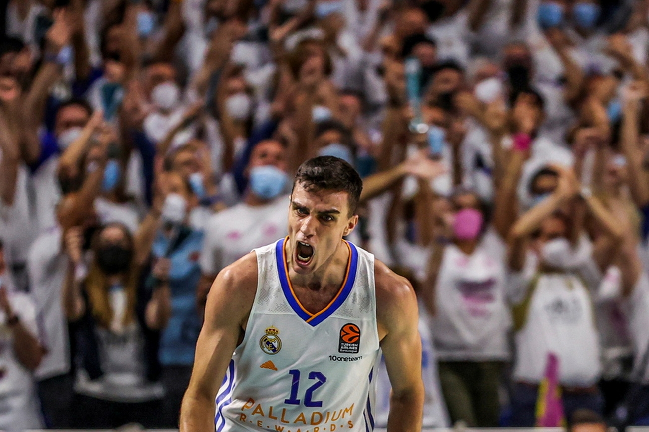 epa09537669 Real Madrid's guard Carlos Alocen reacts during the Euroleague basketball game between Real Madrid and Fenerbahce Istanbul at Wizink Center in Madrid, Spain, 21 October 2021.  EPA