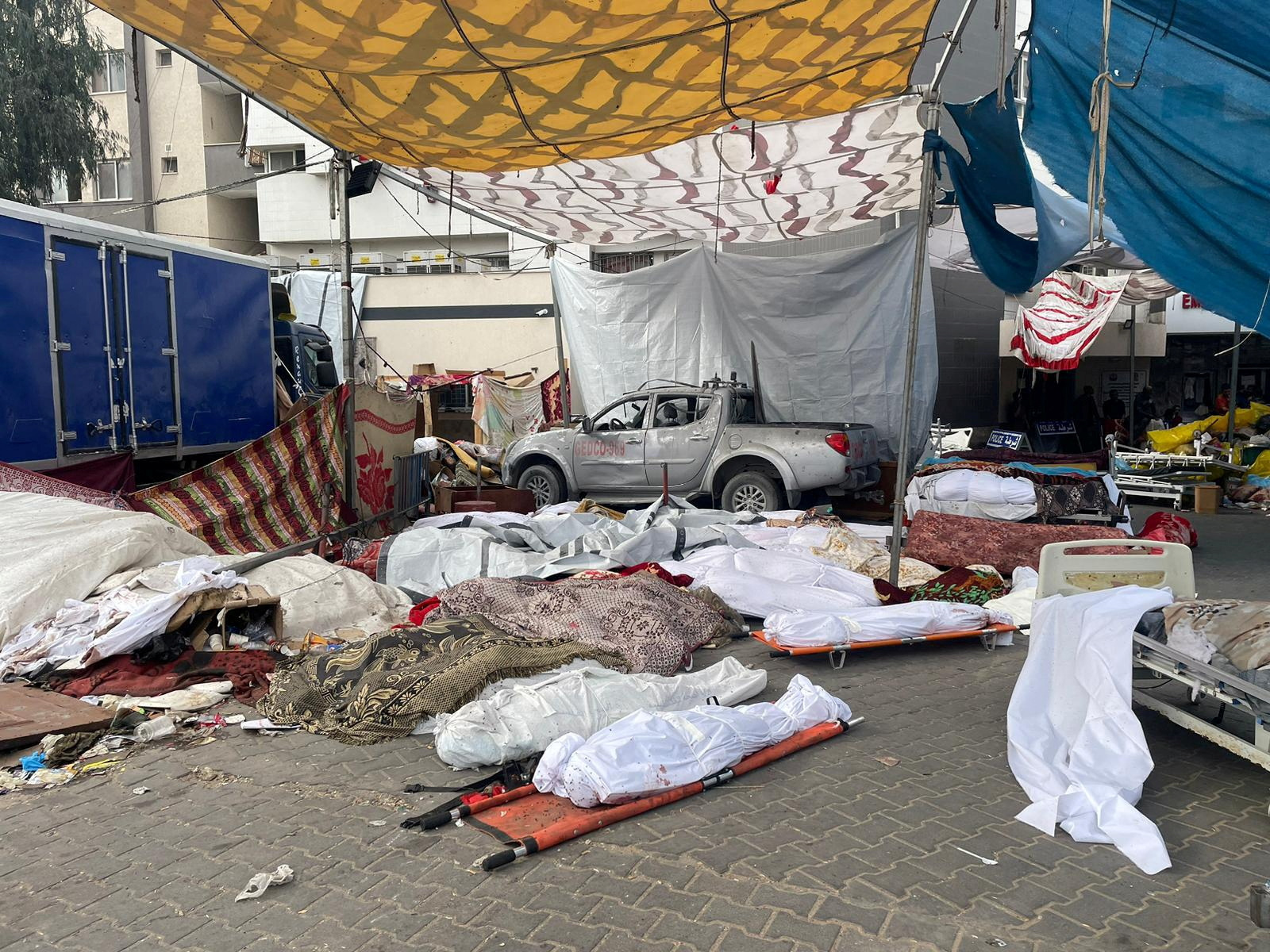 Bodies of Palestinians killed in Israeli strikes lie on the ground at the yard of Al Shifa hospital as health officials say they are unable to bury them due to the Israeli ground operation around the hospital, in Gaza City November 12, 2023. Ahmed El Mokhallalati