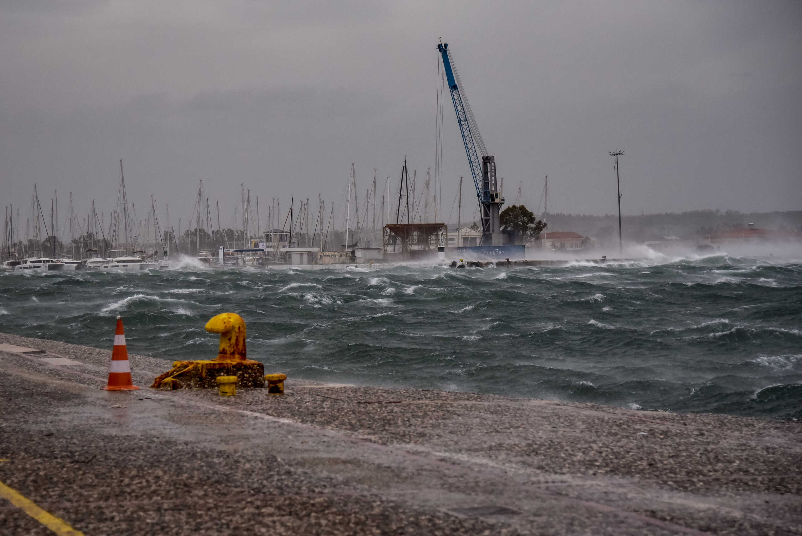 Καιρός: Επελαύνει η κακοκαιρία Bettina με 10 μποφόρ, τσουχτερό κρύο και χιόνια – Απαγορευτικό απόπλου από Πειραιά και Λαύριο