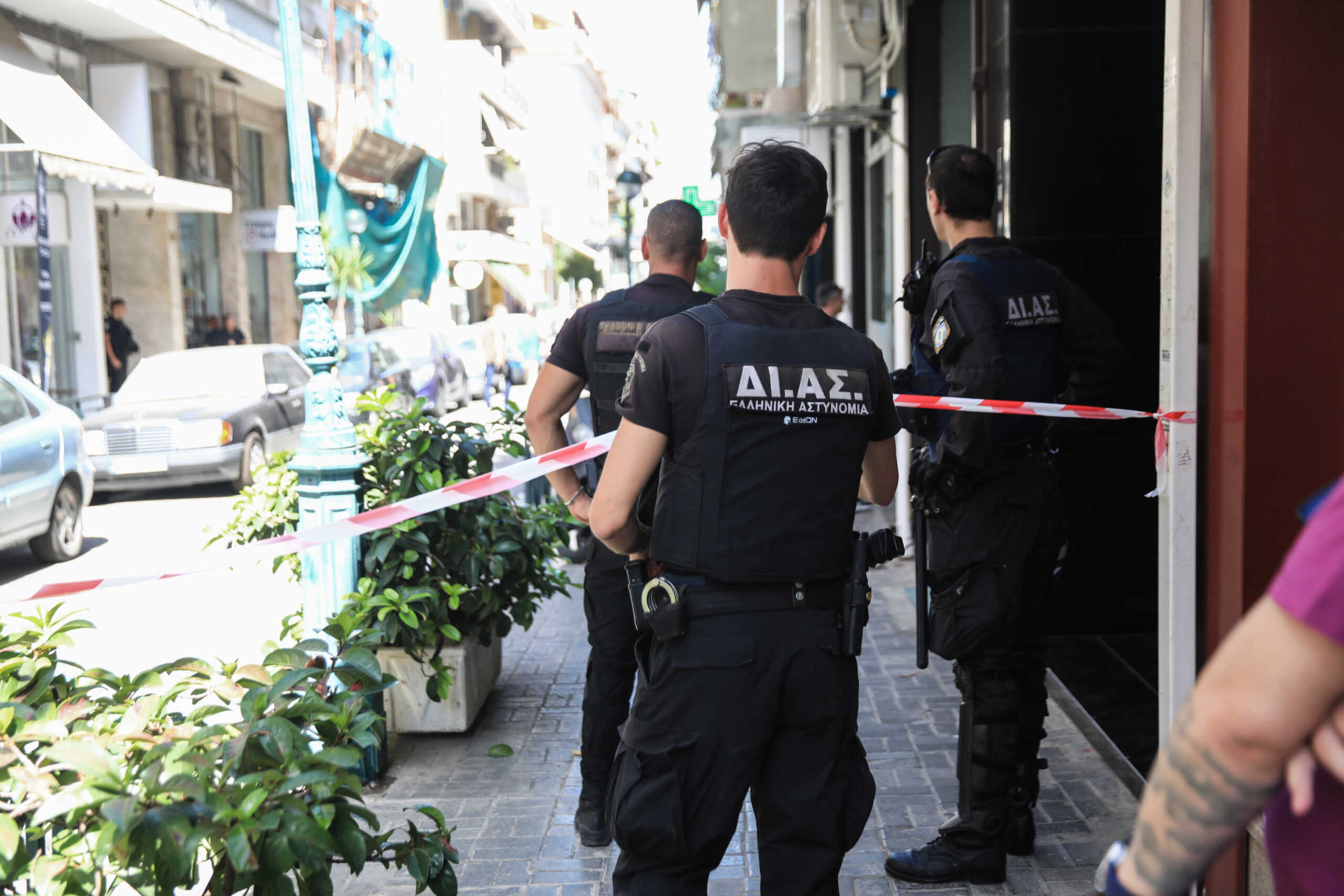 Πυροβολισμοί στον Πειραιά, με έναν 39χρονο άνδρα να έχει τραυματιστεί σοβαρά και να υποκύπτει στα τραύματα του στο Τζάνειο νοσοκομείο όπου και μεταφέρθηκε, Παρασκευή 15 Σεπτεμβρίου 2023. Ειδικότερα, οι πυροβολισμοί έπεσαν στην οδό Πραξιτέλους 147 στον Πειραιά. Ο δράστης, που είναι ηλικιωμένος, χρησιμοποίησε καραμπίνα. 
(ΓΙΑΝΝΗΣ ΠΑΝΑΓΟΠΟΥΛΟΣ