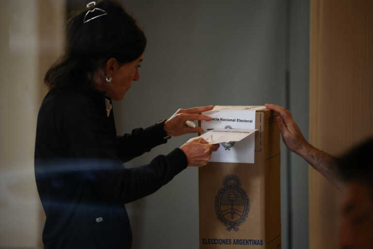 Στις κάλπες οι πολίτες της Αργεντινής για τον β’ γύρο των προεδρικών εκλογών