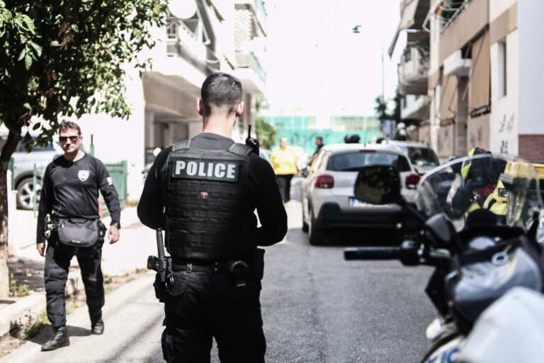 Συναγερμός στο Μενίδι - Εντοπίστηκε εκρηκτικός μηχανισμός έξω από συγκρότημα κατοικιών όπου διαμένει αστυνομικός