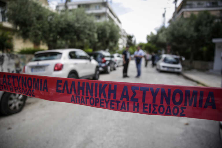 Αλβανός ληστής πίσω από το κλεμμένο αυτοκίνητο με το καλάσνικοφ, που εντοπίστηκε στο Παλαιό Φάληρο
